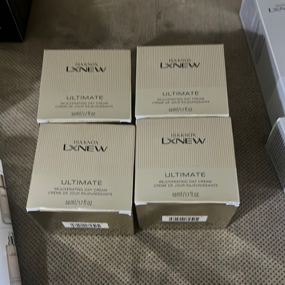 Avon ISA Knox LXNEW ultimate rejuvenating day cream